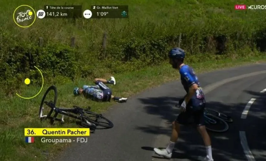 🎥 David de la Cruz (Astana) geeft op, maar komt weg zonder breuken: 'Nu focussen op de Vuelta'