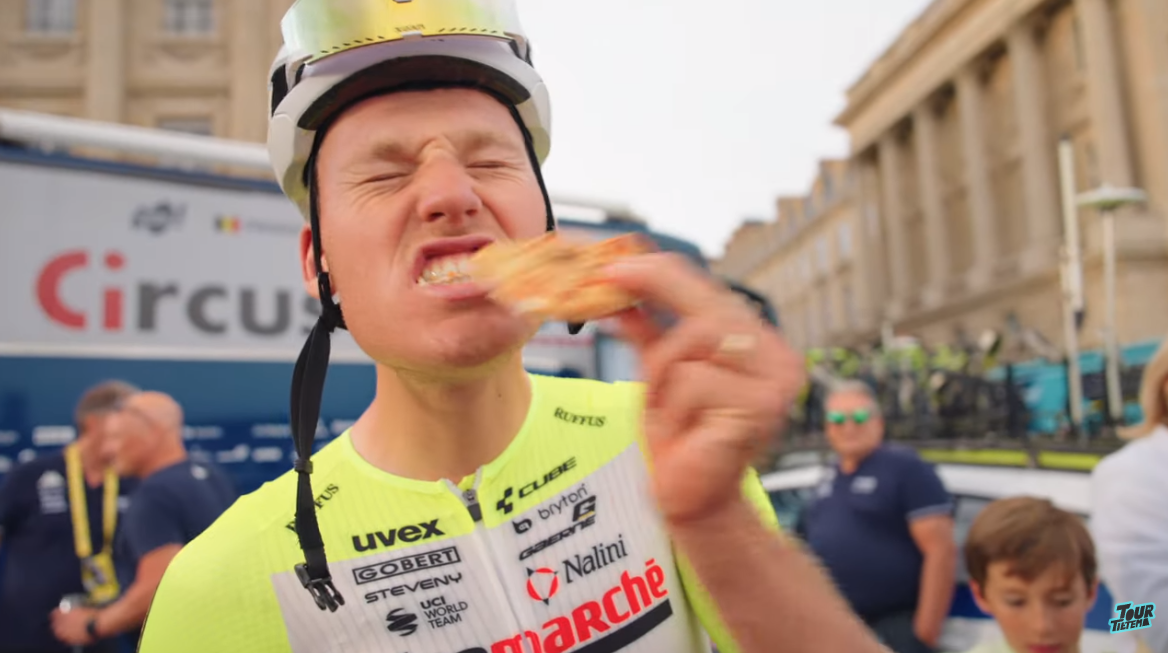 🎥 De inmiddels traditionele beelden die nooit vervelen: Tour de Tietema brengt pizza's rond in Parijs!