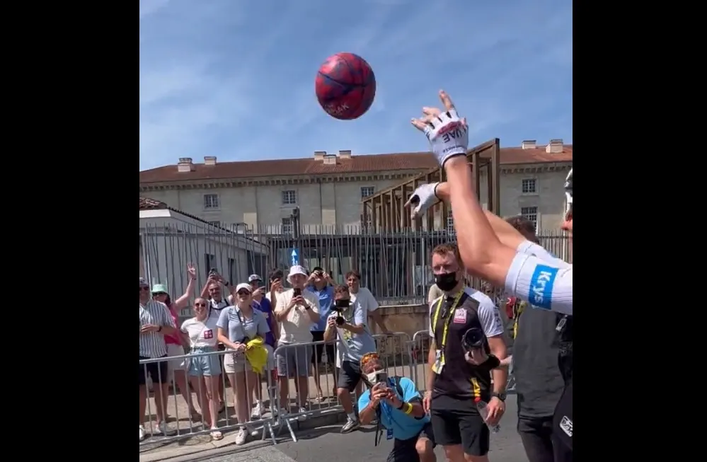 🎥 Tadej Pogacar gooit doodleuk een driepunter vanaf de fiets (en gaat hij iets proberen in de finale?)