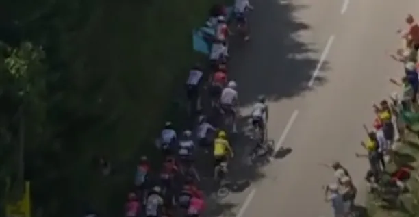 🎥 Tadej Pogacar komt in openingsfase zeventiende etappe Tour de France ten val