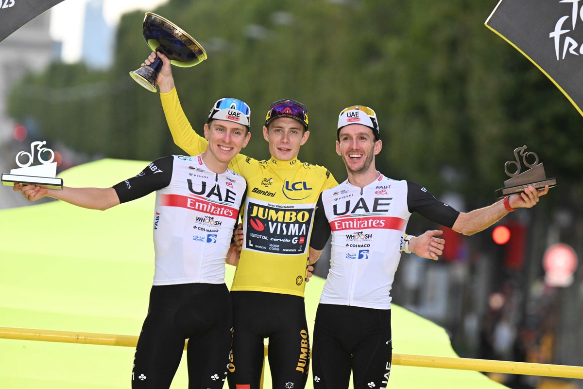 Pogacar en Yates op het podium namens UAE: 'Was een geweldige Tour voor de ploeg, maar winst was het doel'