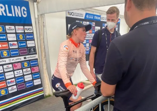 Demi Vollering met kramp in de mixed zone na teleurstellende WK-tijdrit: 'Zie nog wazig'