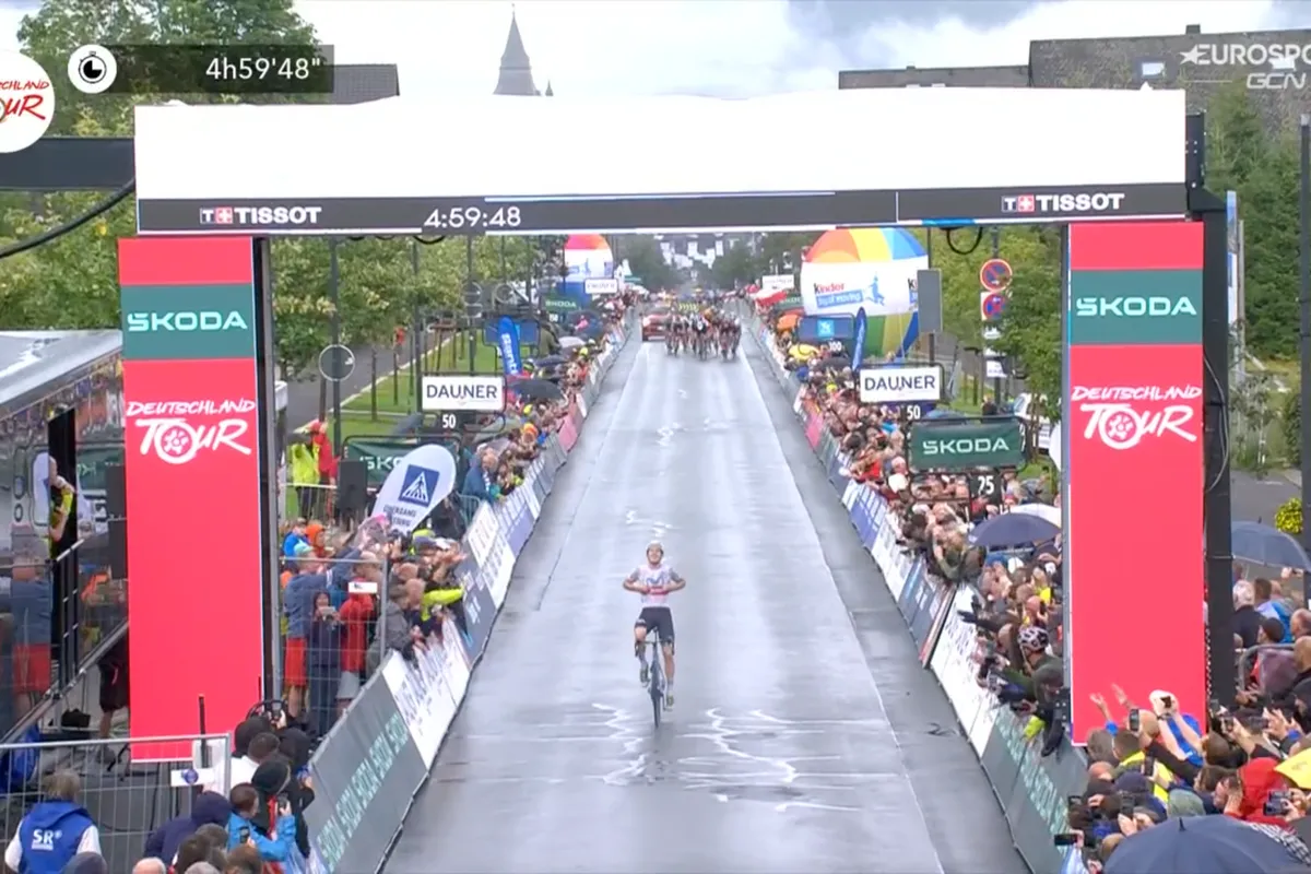 Regen en kou weert Muhlberger niet in Winterberg: Oostenrijker wint tweede etappe Deutschland Tour