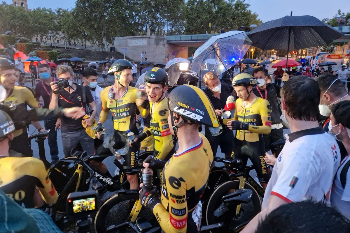 Lekke band Vingegaard zorgt voor tijdsverlies in gitzwarte ploegentijdrit Vuelta: 'Konden niets zien'