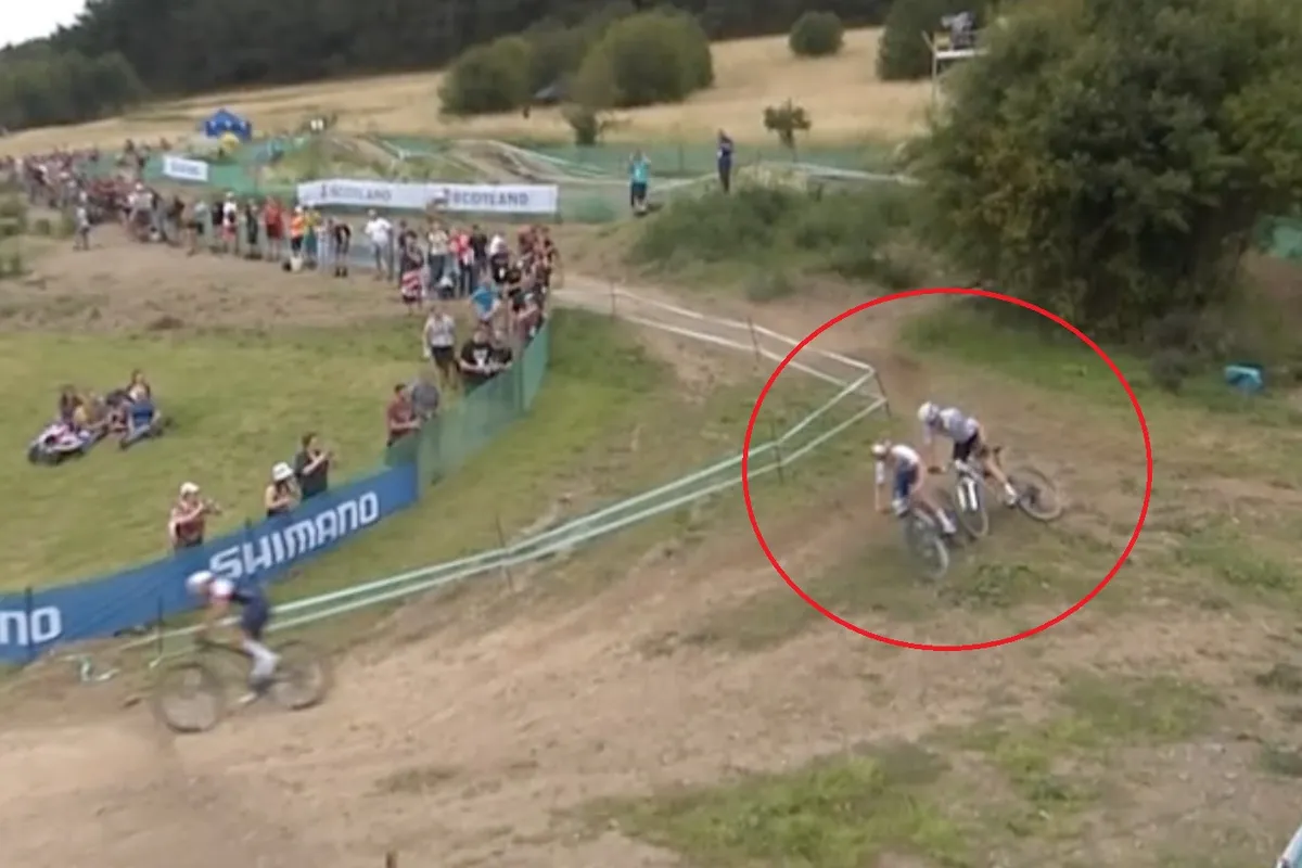 Pidcock jubelt na inhaalrace voor brons, maar krijgt kritiek van Schwarzbauer: 'Hij gebruikt me als hek'