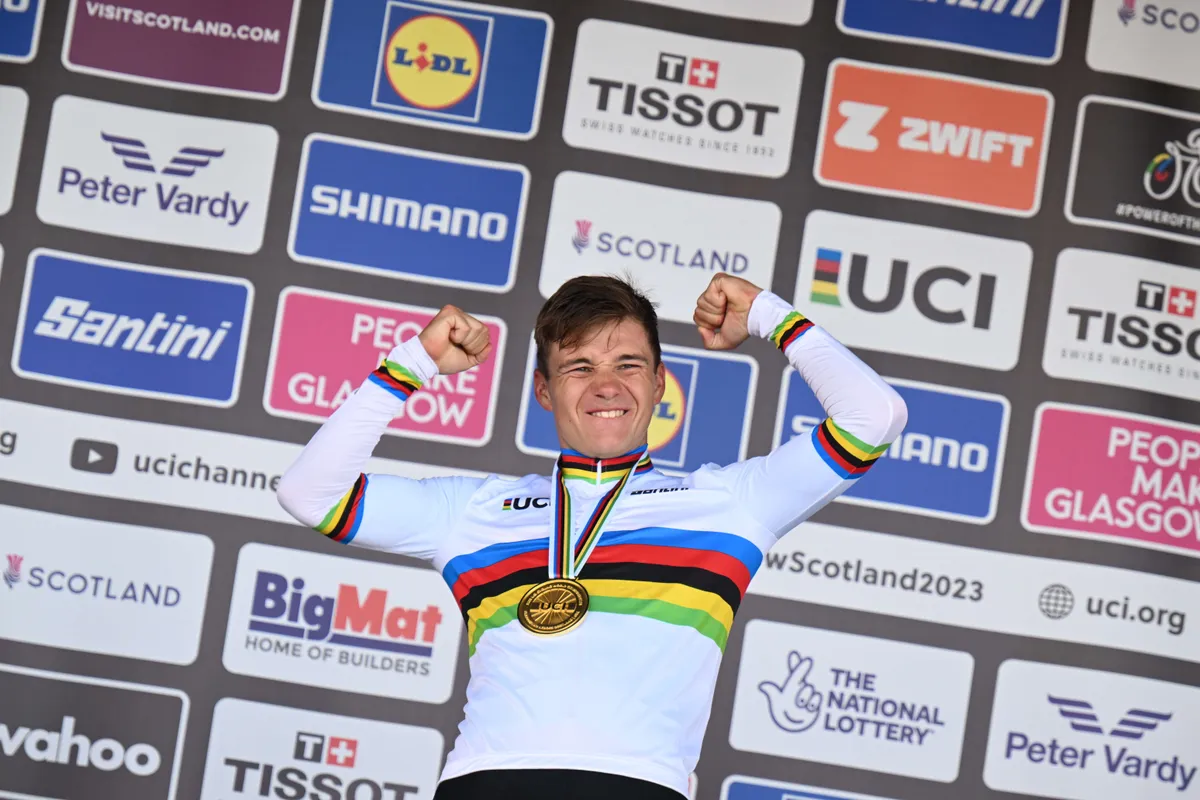 Lefevere noemt Evenepoel voortaan 'ET', bondscoach in tranen: 'Hij is een killer, een echte pitbull'