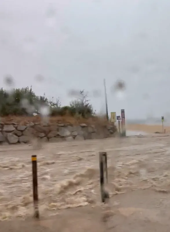 🎥 Heeft er iemand een dweil bij zich? Het Vuelta-peloton rijdt zondagmiddag langs hevig kolkende rivier