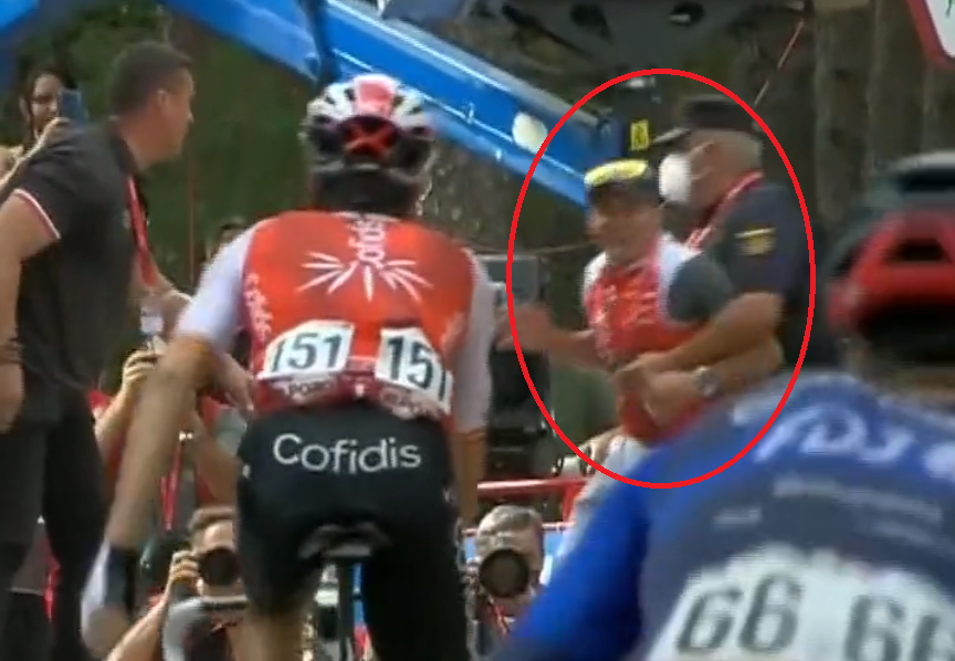 🎥 Juichende Cofidis-verzorger bij de finish wordt slachtoffer van Evenepoel-blunder Vuelta-organisatie