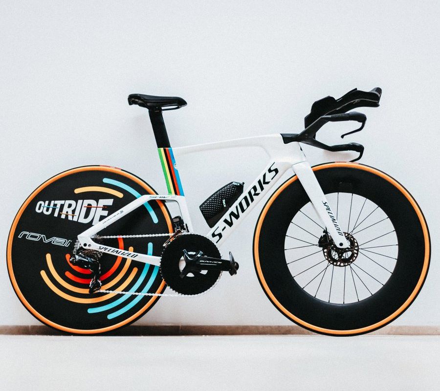 Ondertussen in het peloton | Evenepoel presenteert 'AeroBullett' voor Vuelta-tijdrit,  hondje Kuss populair | Indeleiderstrui.nl