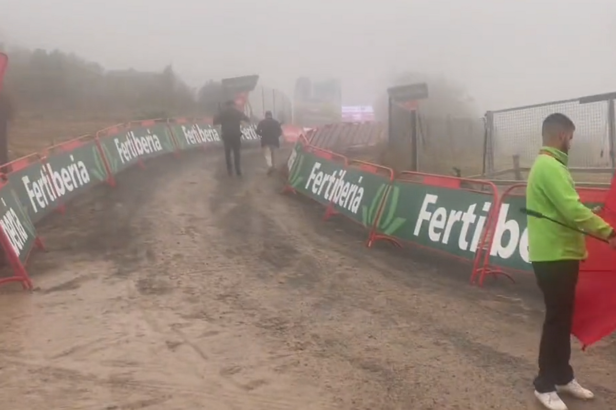 🎥 Weergoden blijven Vuelta teisteren: Klassementstijden eerder opgenomen door modderpoel op slotklim