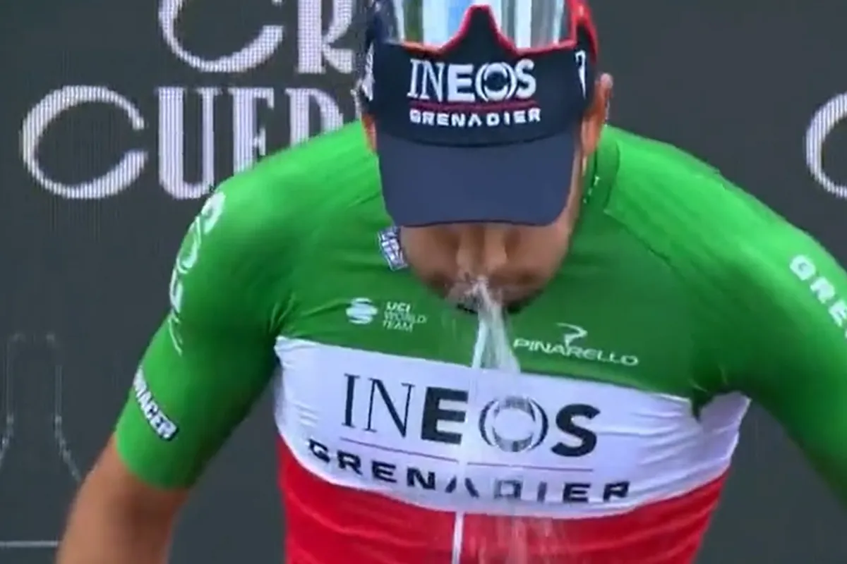 🎥 Even bij Sepp Kuss in de leer, Filippo! Ganna krijgt champagnefles 'niet onder controle'