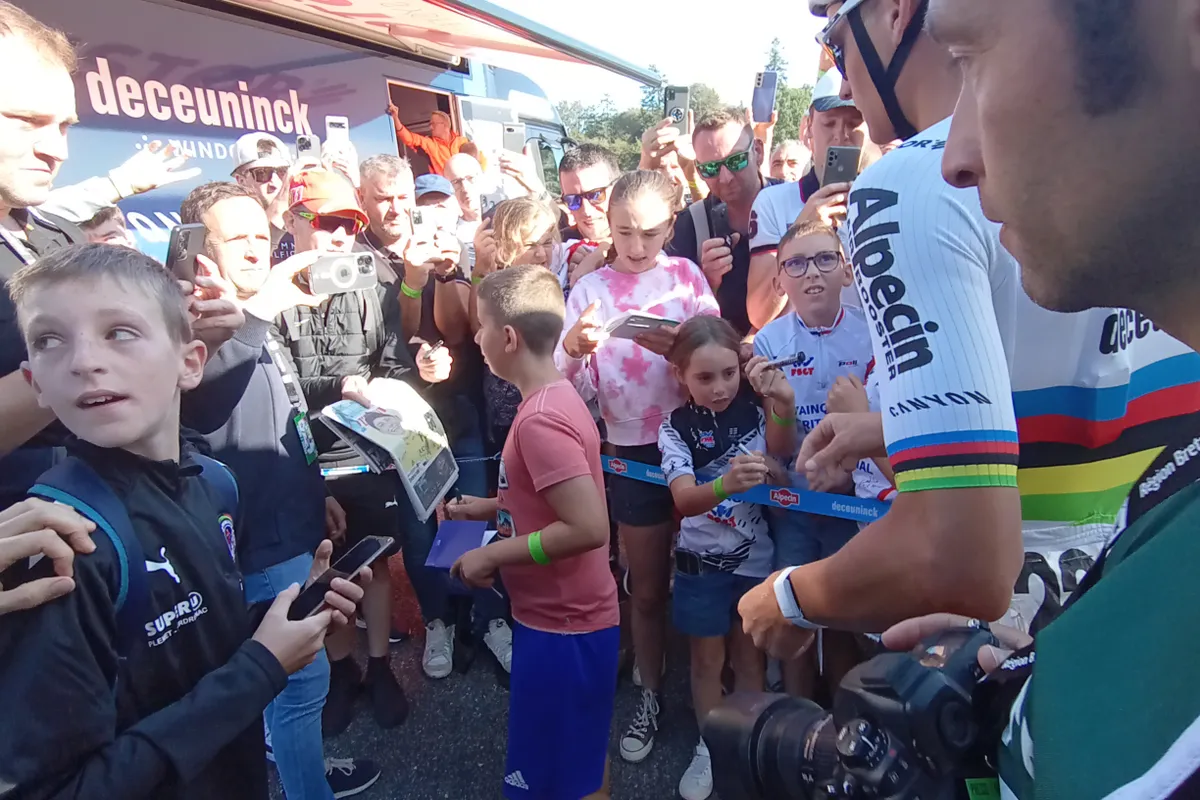 De eerste wedstrijd van Mathieu van der Poel in de regenboogtrui: een dag in het spoor van de wereldkampioen