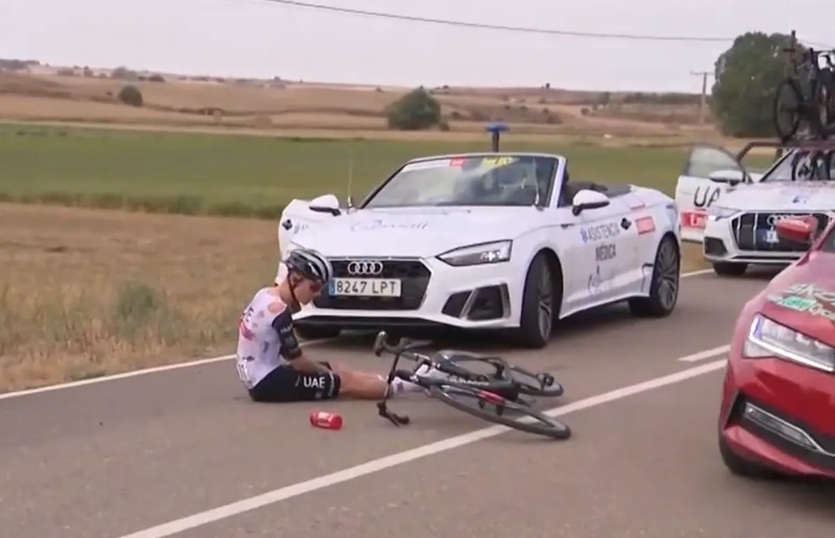 🎥 Ayuso vreest dat lullige val in neutralisatie hem opbreekt in Pyreneeën: 'Rug doet pijn als ik trap'