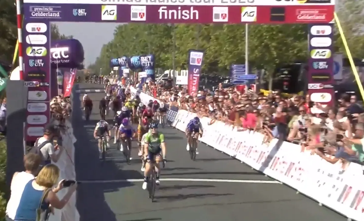 Klemgereden Wiebes niet opgewassen tegen ultrasterke Kool in massasprint Simac Ladies Tour