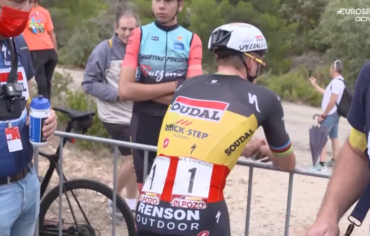 Evenepoel moet hangend over hek verwerken dat hij niet wist dat het om de ritzege ging: 'Bittere pil'