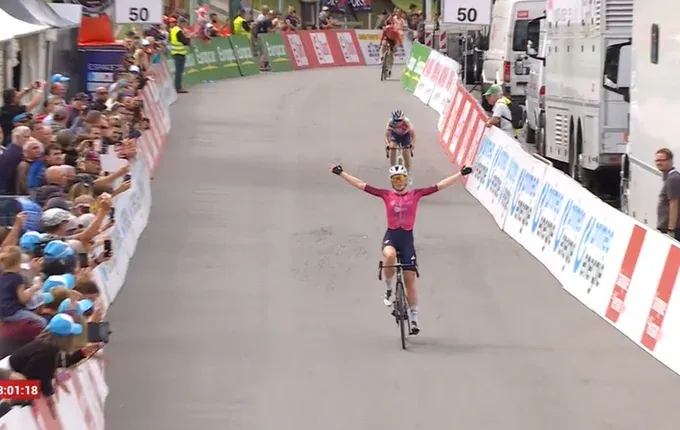 Demi Vollering pakt zestiende seizoenszege met dubbelslag in Romandië (maar duimde eigenlijk voor Reusser)