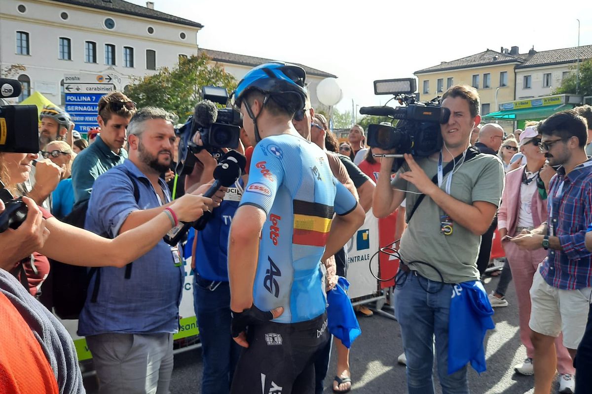 Vermeersch kan leven met zilver op WK gravel: 'Moest beste race van mijn leven rijden om Mohoric te verslaan'