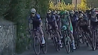 🎥 Nieuwe beelden val Evenepoel: Belg haakt in fiets van Bax, die dijbeen breekt