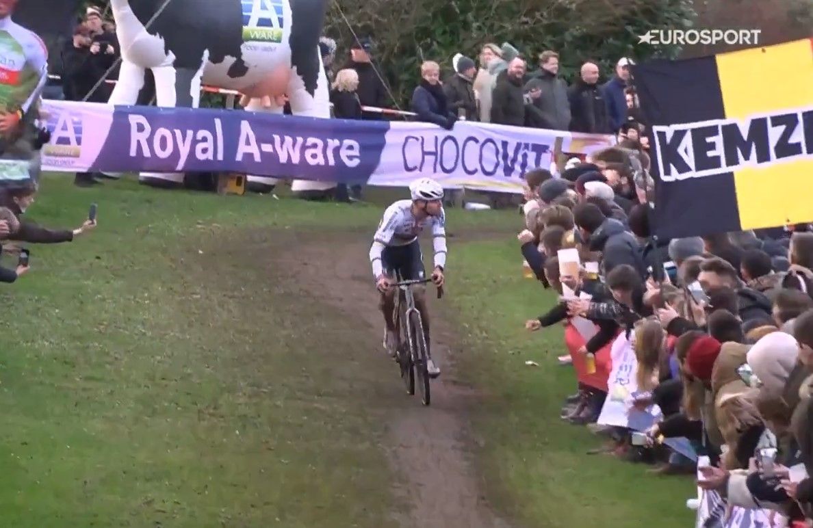 🎥 Van der Poel spits at hecklers (and "beer and urine throwers") during Hulst World Cup: "I've had enough"