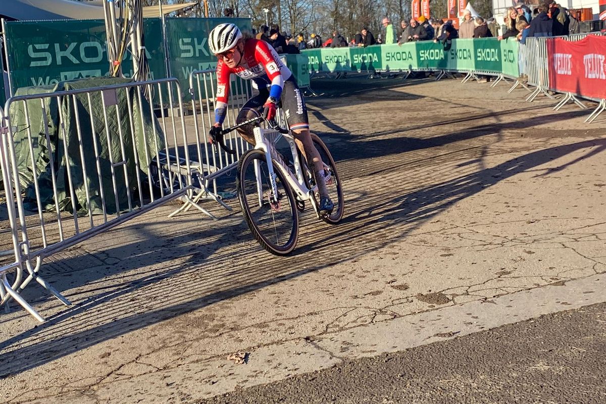 Puck Pieterse geeft avondcross Diegem kleur: Nederlands kampioene deelt van start tot finish de lakens uit