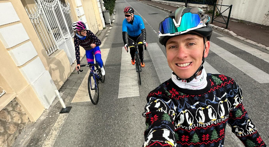 🎥 Kerst in de koers: Pogacar in kersttrui de fiets op, ploegmaat Ulissi kondigt komst derde baby aan