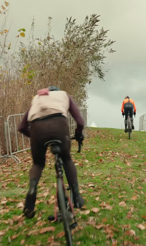 🎥 Hilarische beelden: Pidcock laat oud-prof Matt Stephens als een kind achter op crossparcours Boom