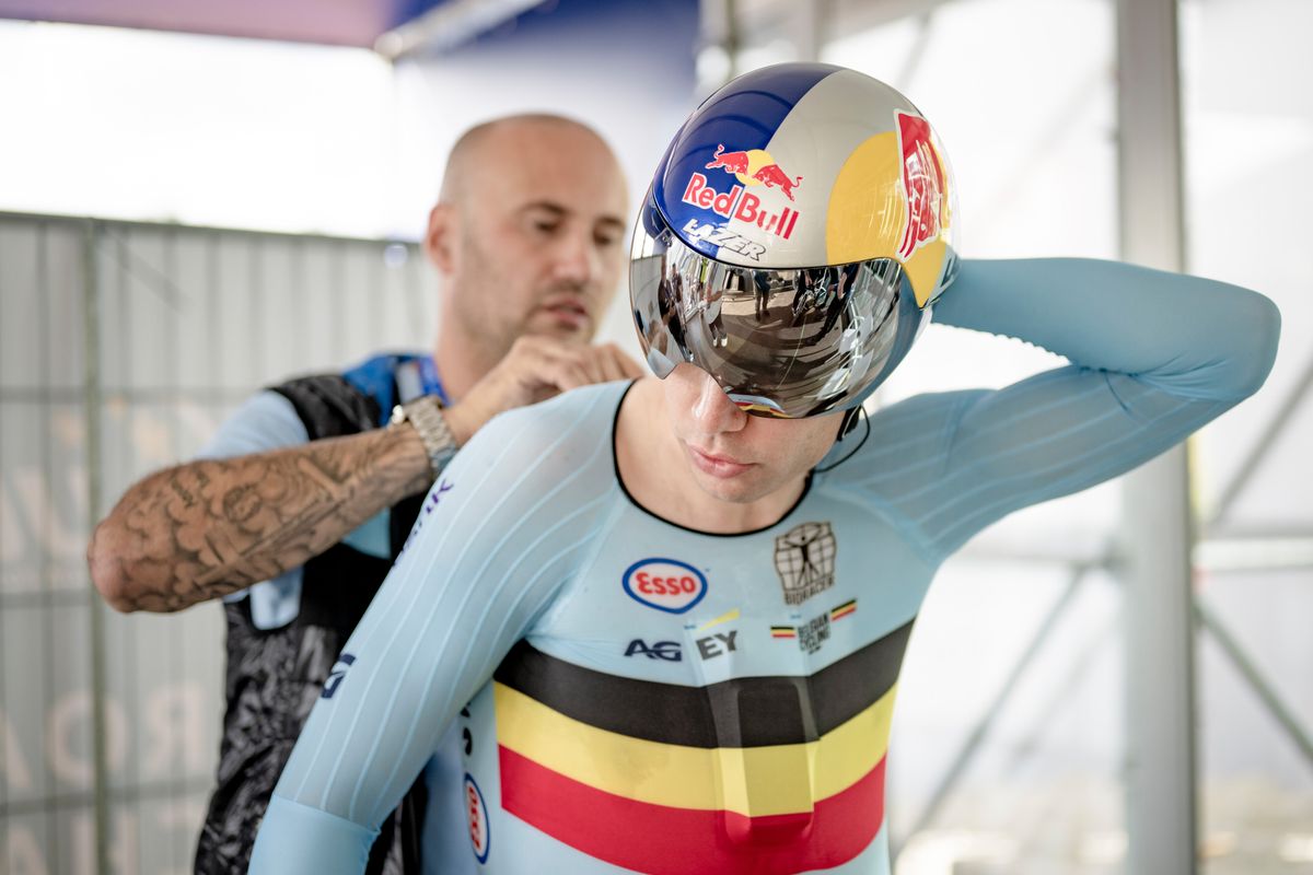 Ondertussen in het peloton | Van Aert test iets uit bij verkenning olympische tijdrit: 'Of leidt het af?'