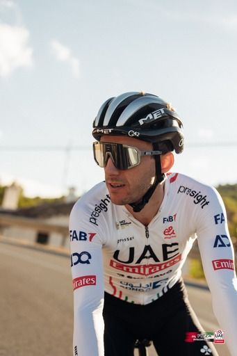 Uitslagen Ronde van Oman 2024 | Adam Yates trekt in laatste honderden meters de prijzen naar zich toe