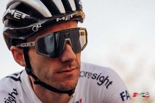 Geen Tirreno-Adriatico voor Adam Yates na val en hersenschudding in UAE Tour