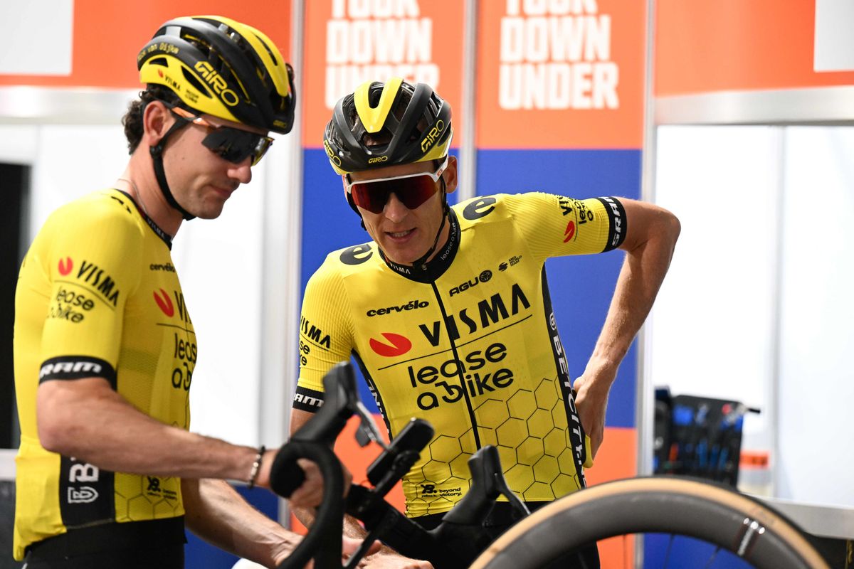 Na een bizar lang voorjaar zit broer Mick vol trots op de bank voor Tim van Dijke in de Giro: 'Wilden dit vroeger al'