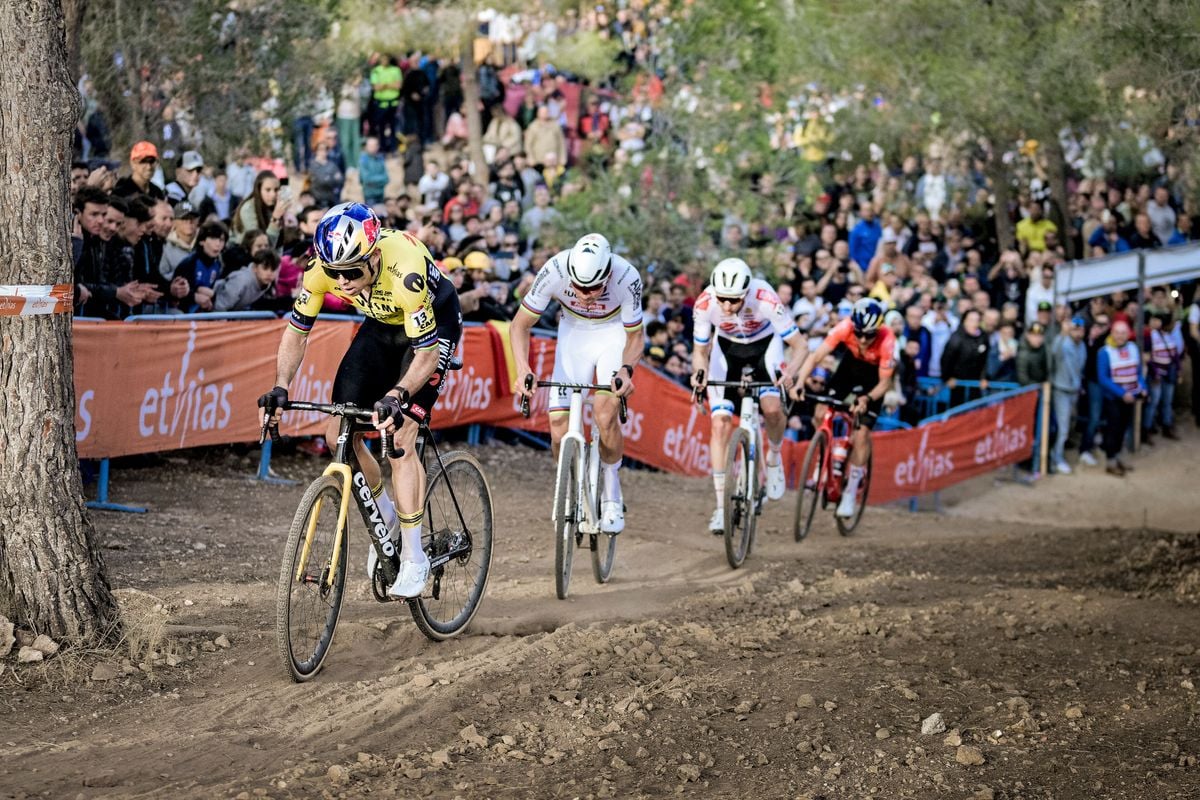 Van der Poel en Van Aert slurpen aandacht op: 'Bij andere renners zal het toch knagen'