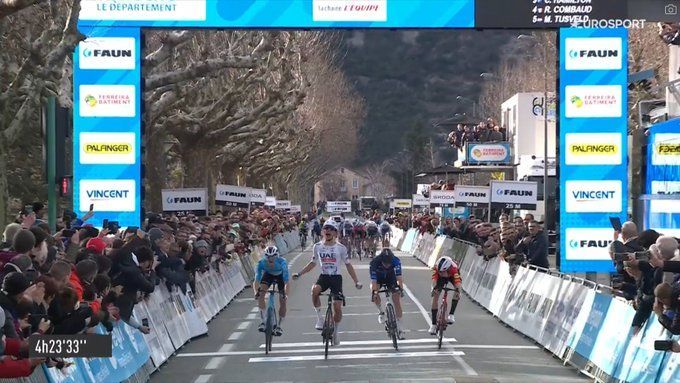 Ayuso wint in de schaduw van de Omloop een indrukwekkend sprintje der favorieten in Faun Ardèche Classic