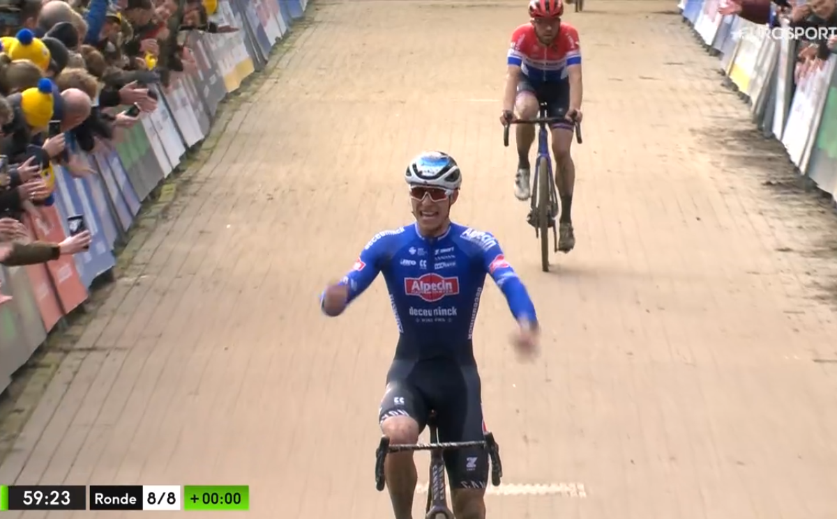 Koprol Nieuwenhuis geeft uitgelaten Vandeputte gouden kans op eerste zege in klassementscross in Lille
