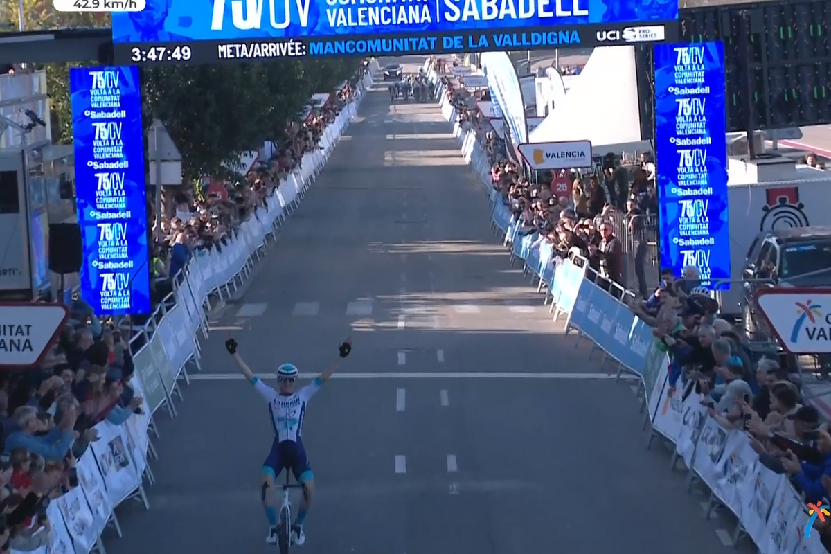Tweede keer, goede keer voor Matej Mohoric in Ronde van Valencia: Sloveen wint tweede rit na meesterlijke afdaling