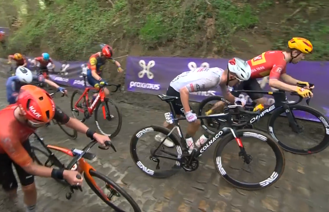 🎥 Bizarre! Koppenberg is so slippery it forces the majority of the leading group to walk up the cobbles!