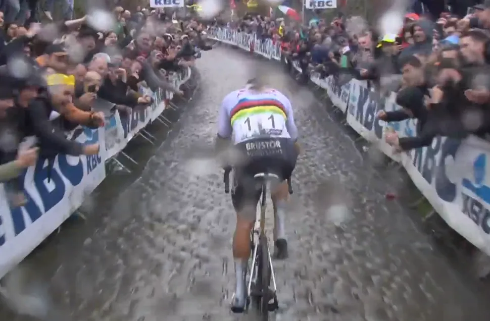 Omdat we er geen genoeg van kunnen krijgen: hoe Mathieu van der Poel stap voor stap zijn derde Ronde-titel pakte