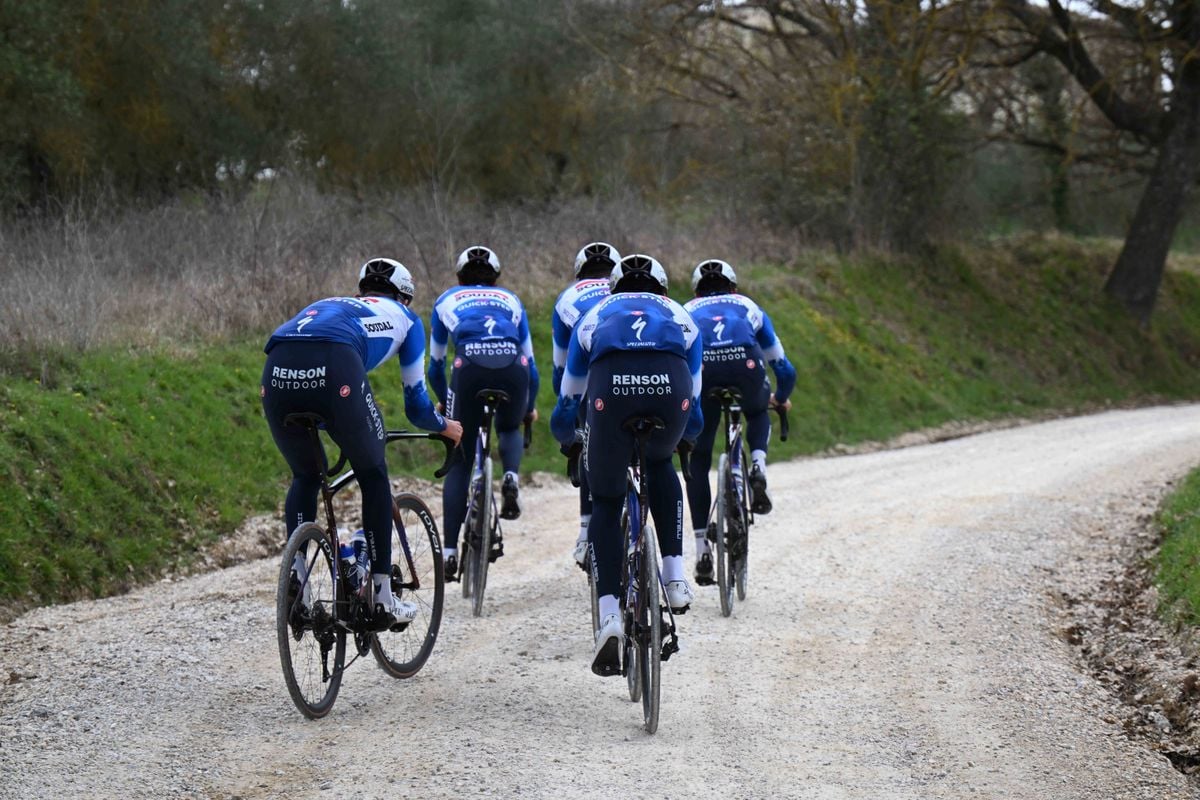 CEO Soudal-Quick Step trekt eigenhandig aan de bel na zware valpartij Svrcek in Milaan-Sanremo: 'Was helemaal alleen'