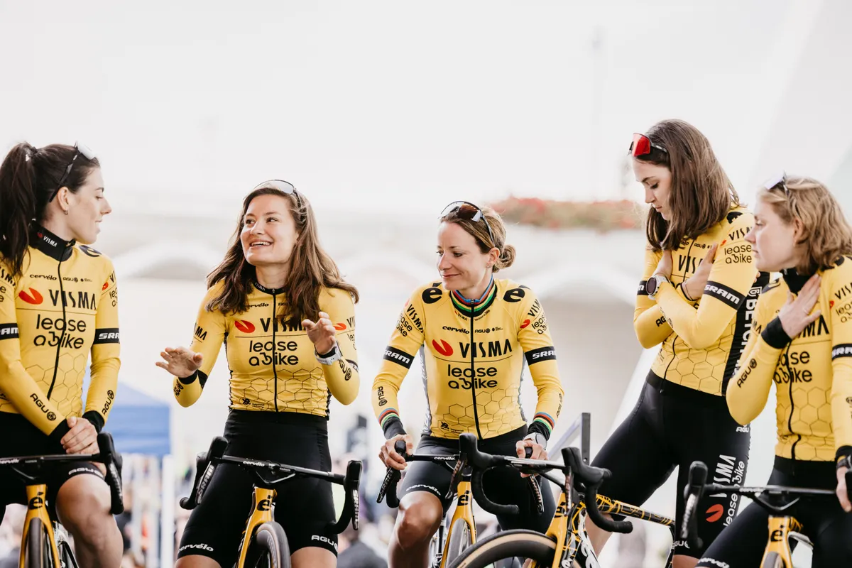 UCI komt met statement over GPS-trackers in Romandië: dit is waarom Visma | LaB, Picnic en 3 andere ploegen zijn gediskwalificeerd