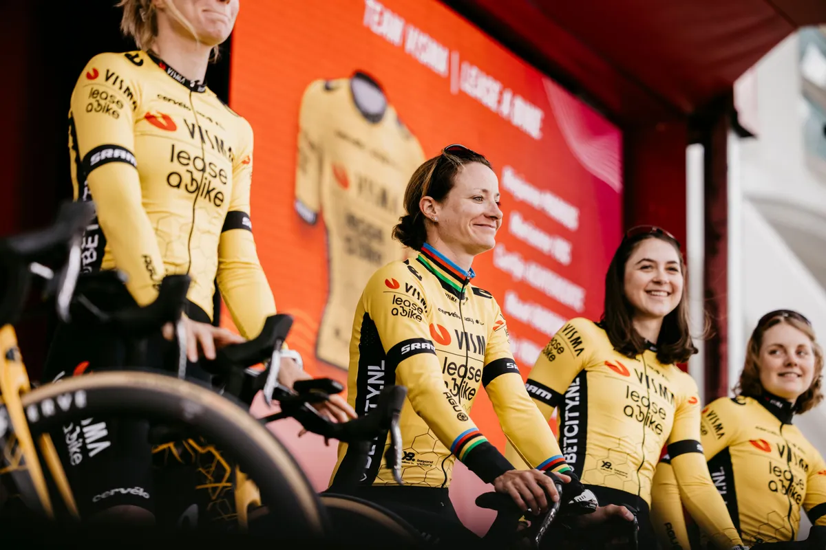 Visma | LaB dient klacht in bij UCI-bestuur na chaotisch begin Vuelta Femenina: 'Fair play was helaas niet aan de orde'
