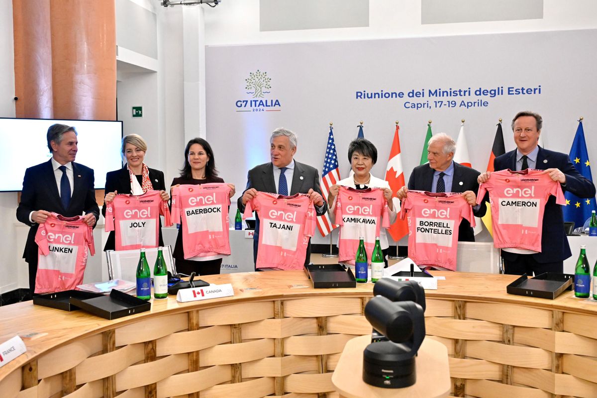 Ondertussen in het peloton | G7-Ministers poseren met roze trui, Florian Vermeersch weer op de fiets