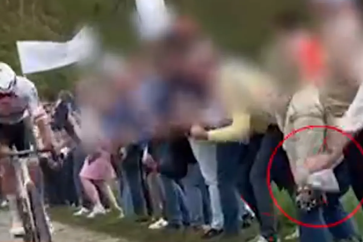 🎥 Nieuwe beelden bewijzen: vrouwelijke lachebek gooide petje wél bewust richting Van der Poel
