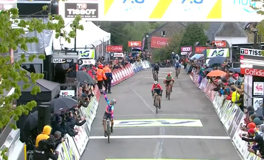 Vollering kan ook op Muur van Hoei niet winnen: Niewiadoma jubelt in Waalse Pijl, Longo Borghini derde