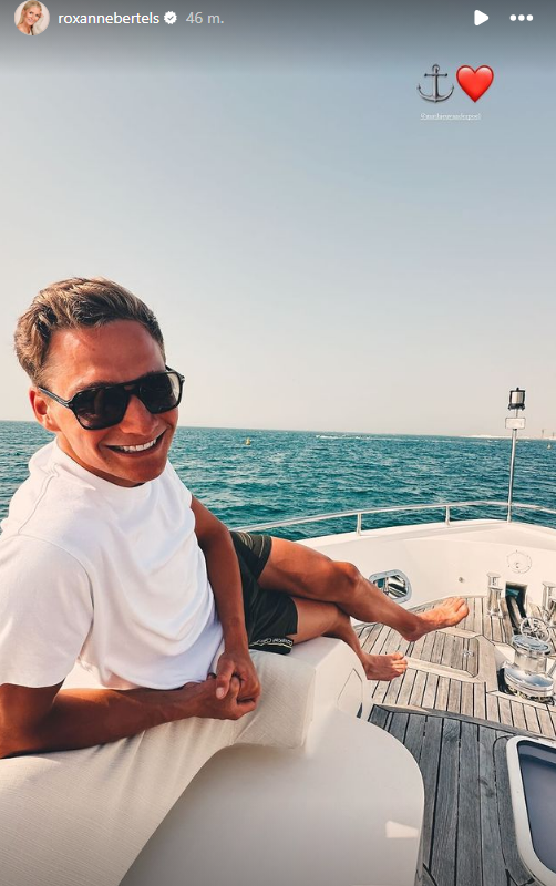 Ondertussen in het peloton | Van der Poel maakt met vriendin Roxanne boottocht op vakantie in Dubai