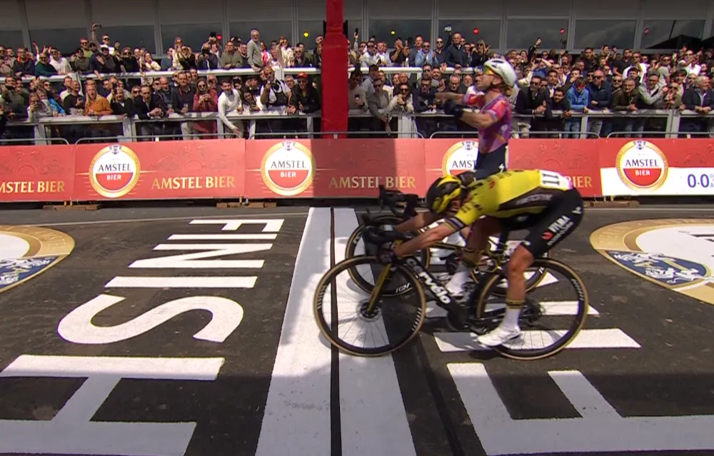 Lorena Wiebes, wat doe je nu!? Vos sprint wél tot de lijn en verrast juichende landgenoot in bizarre Amstel-editie
