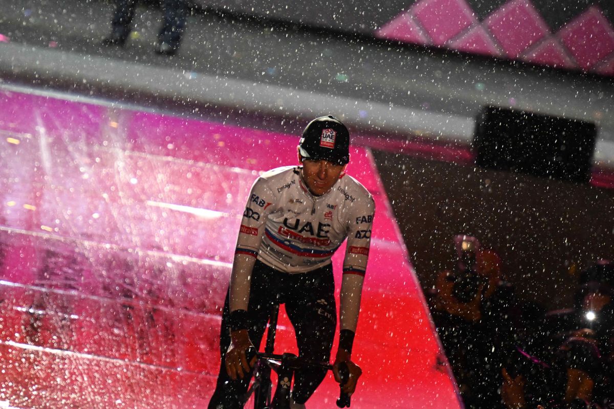 LIVE etappe 1 Giro d'Italia 2024 | Uitgedunde groep begint 2 minuten na kopduo aan de Maddalena!