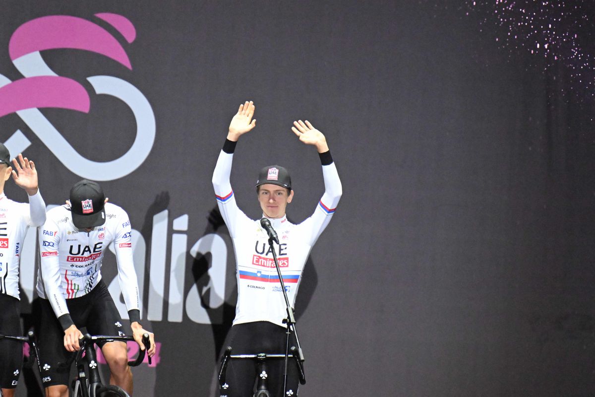 LIVE etappe 1 Giro d'Italia 2024 | UAE laat teugels vieren in open strijd, Arensman en Bardet verliezen