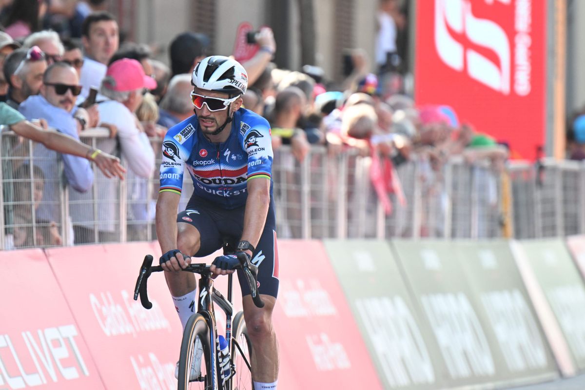 LIVE etappe 6 Giro d'Italia 2024 | Ein-de-lijk! Vlucht van de dag is weg, met véél mooie namen!