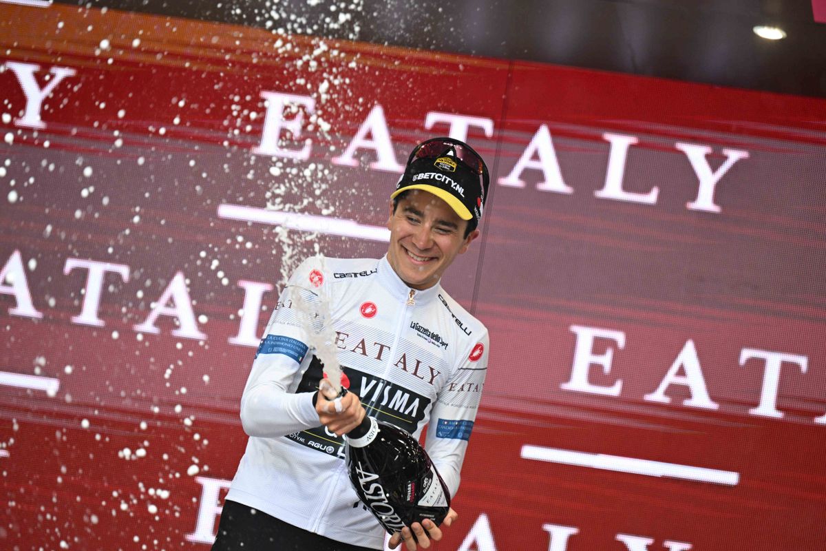 Klassementen Giro d'Italia 2024: Uijtdebroeks stijgt plekje, Milan grijpt de macht in battle om paars