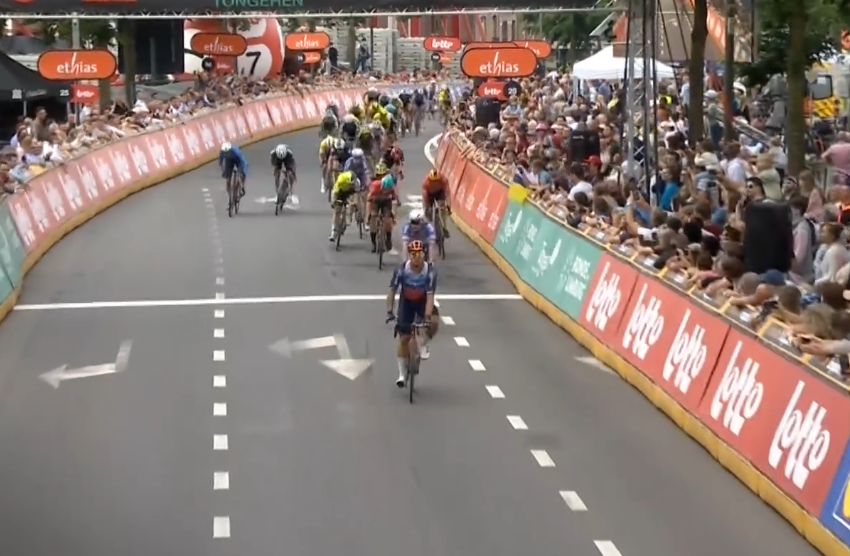 Groenewegen neemt de binnenbocht en rijdt iedereen indrukwekkend op fietslengtes in Ronde van Limburg