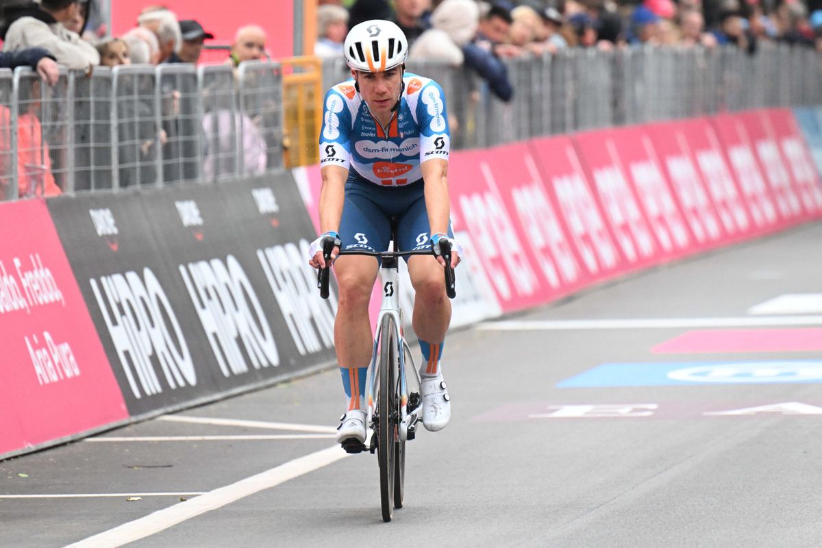 LIVE etappe 5 Giro d'Italia 2024 | Merlier en Ewan al terug, Jakobsen op grote achterstand